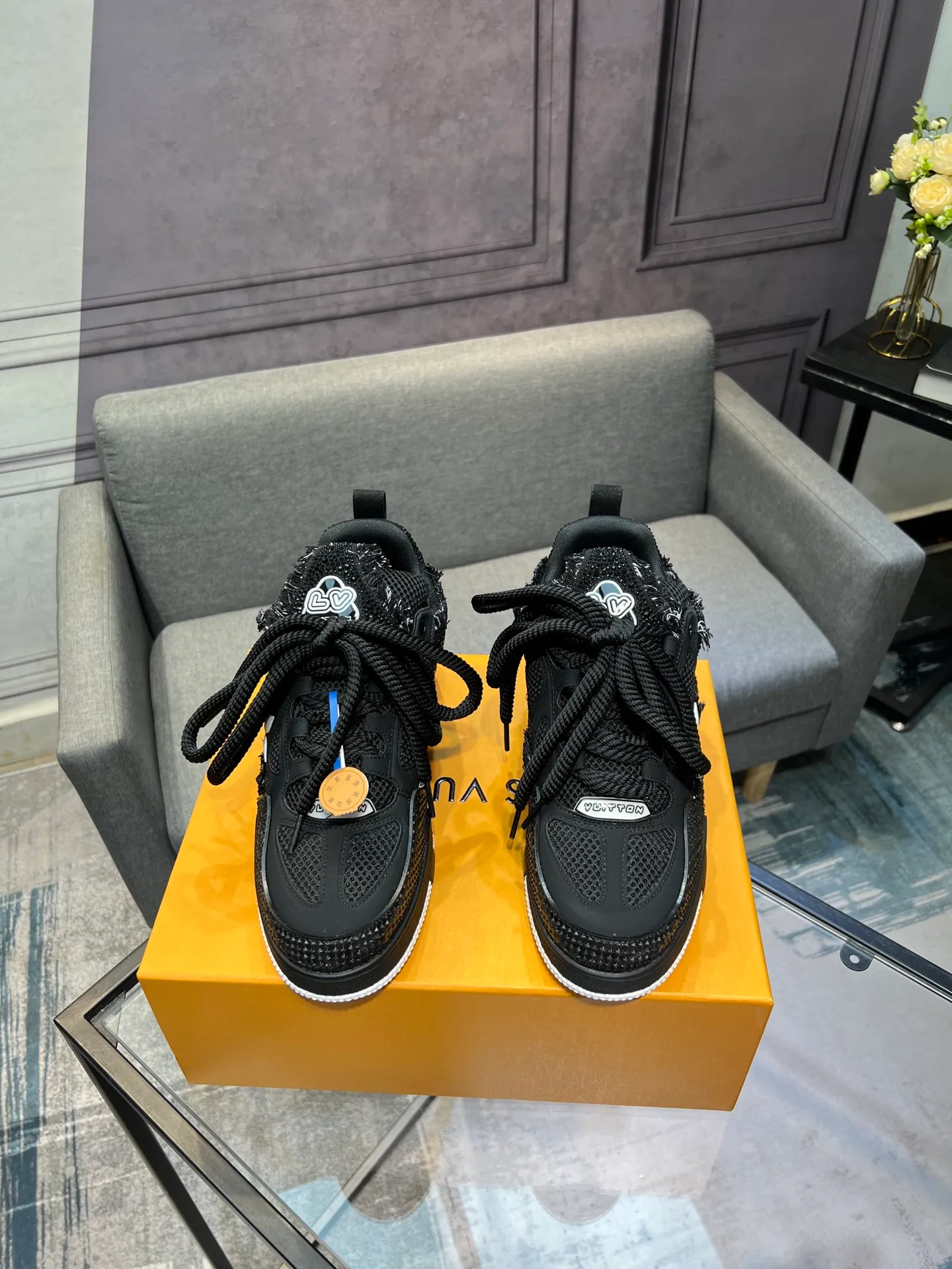 Men's men's shoes💰840 LV top version Jigglypuff new model Purchasing quality LV~Louis Vuitton LV TRAINER's best-looking sneakers, Donkey Brand strongly recommends new products, official website limited edition retro basketball sneakers! Both high-top and low-top models spent money to purchase 1:1 accurate reproductions of the originals. The details are invincible and full of sincerity. The imported custom-made original cowhide leather is the same as the original package. The details are 100% restored. The private model customizes the original one-piece TPU outsole. It is different from other brands. Without the original version, this effect cannot be achieved!                Men's and women's models 35-40 39-45 (46 is custom-made and cannot be returned or exchanged)